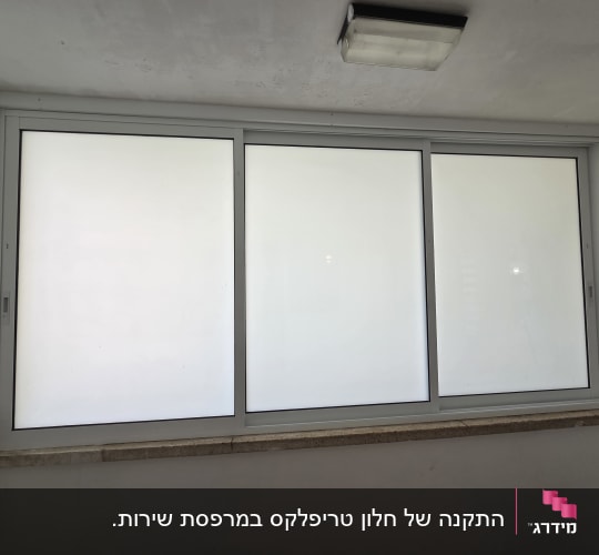חלון אלומיניום עם שלושה פנלים בחדר